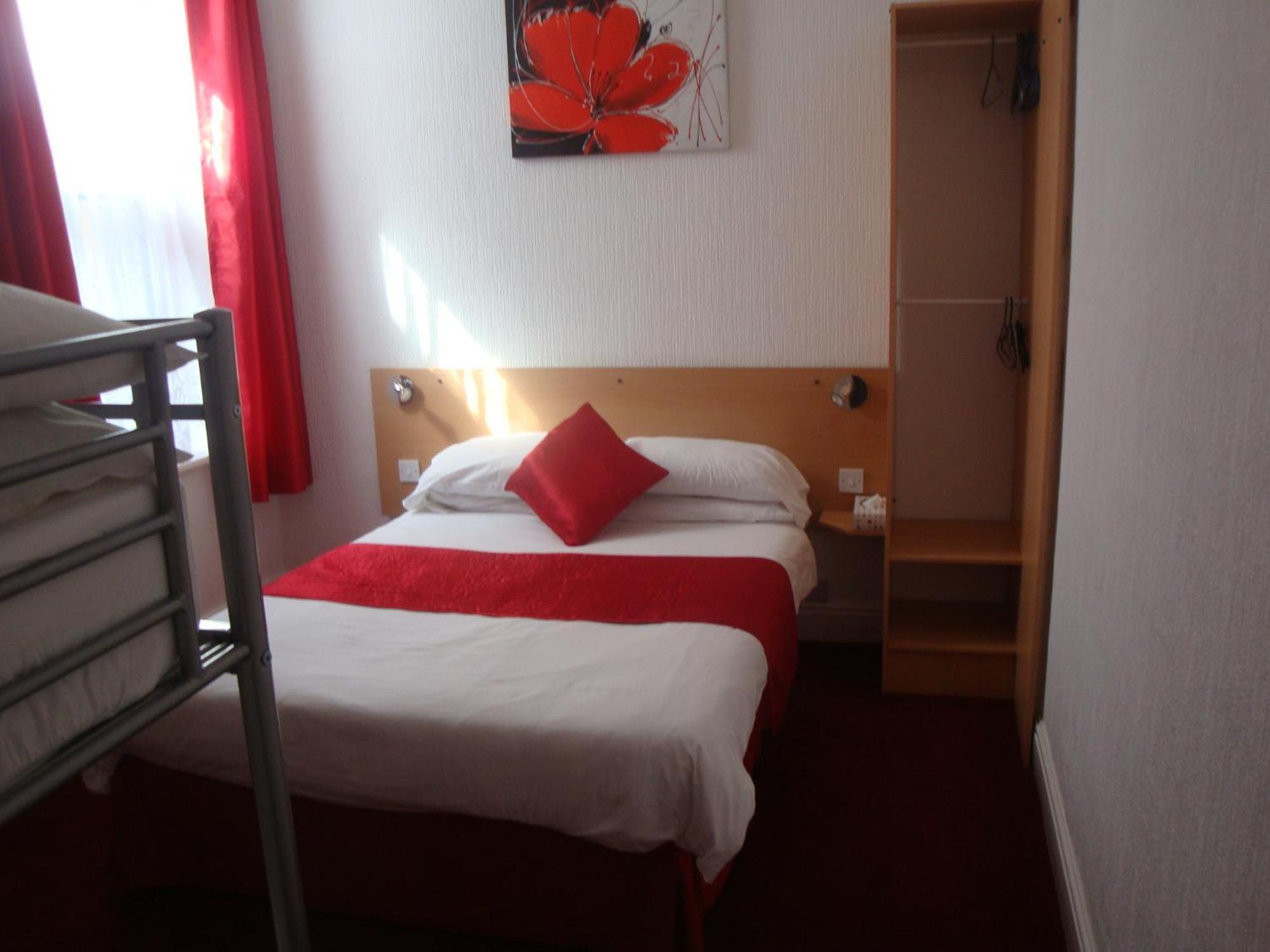Hotel The Sandhurst 2*